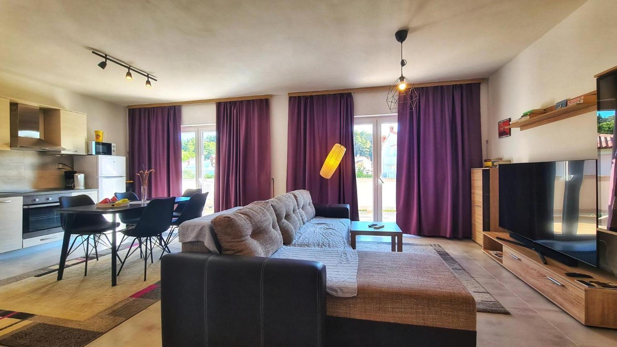 Grosse In Mit Privatem Balkon Apartment *